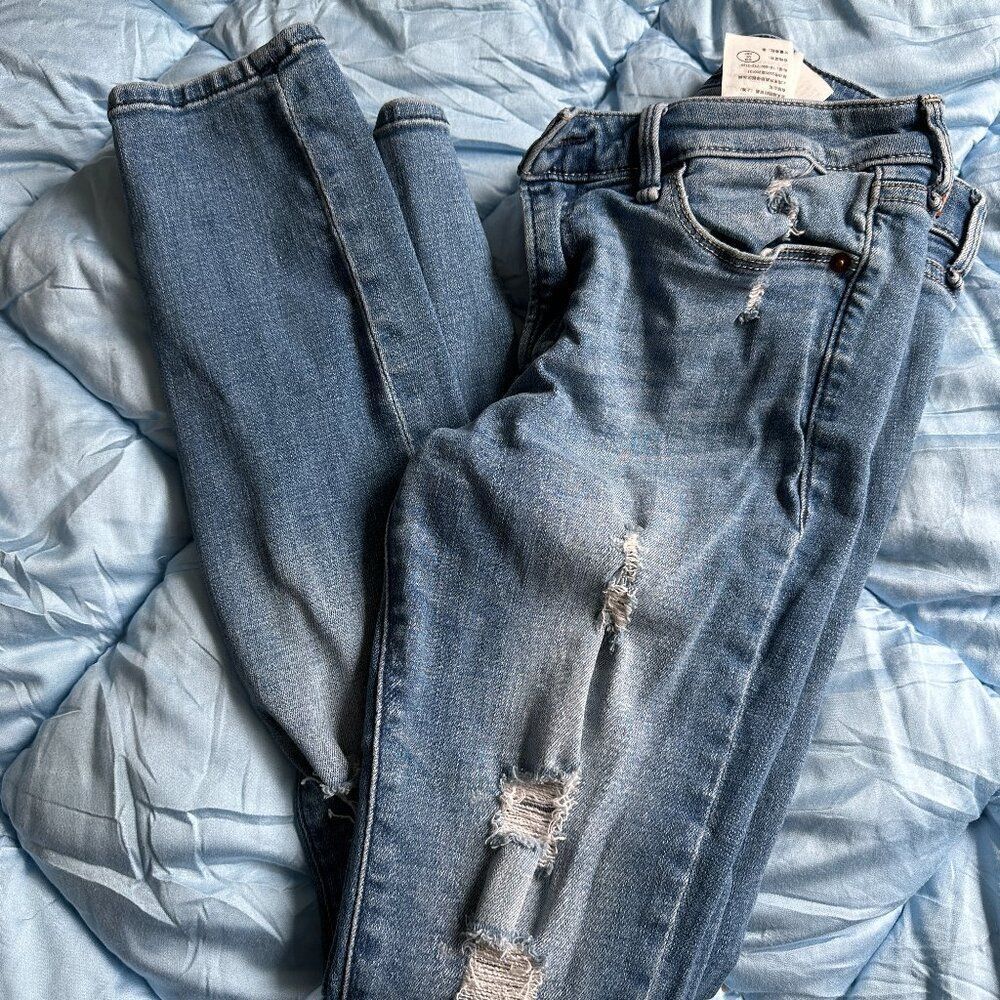 Abercrombie Low Rise Super Skinny Distressed Med Wash Short Inseam Sz 2/26 in